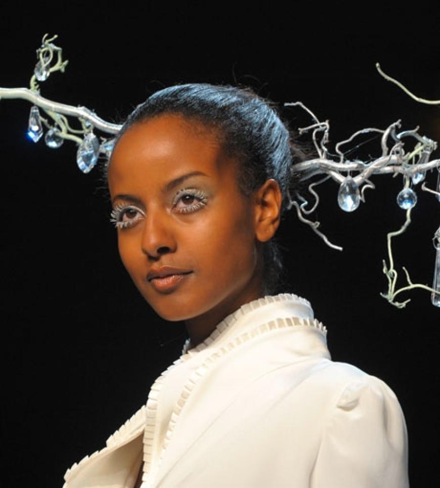 Model Sara Nuru trägt kunstvollen Haarschmuck bei Scherer Gonzáles