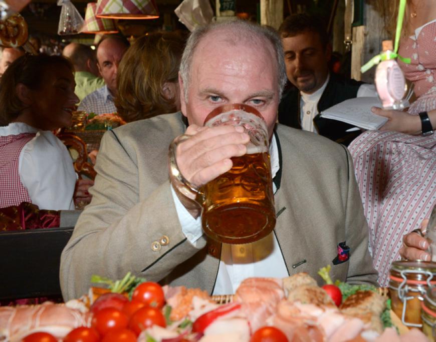 Darf nicht fehlen: Eine Maß Bier und FC-Bayern-München-Manager Uli Hoeneß