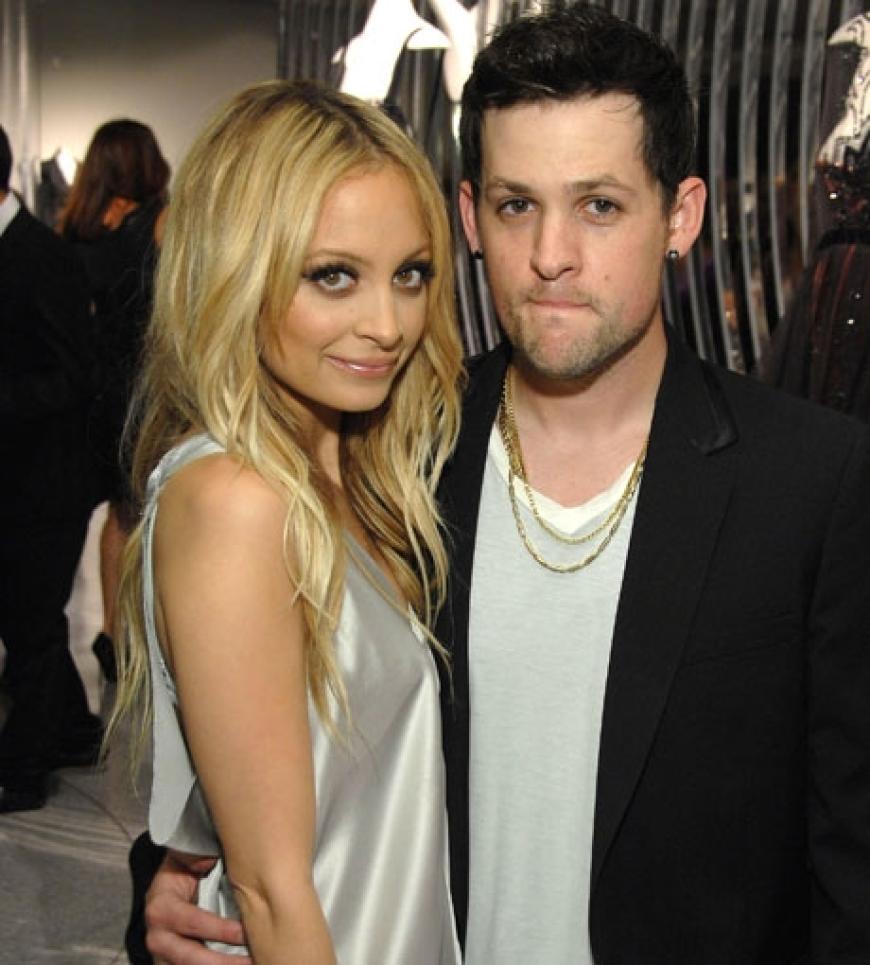 Der Rocker angelte sich das zierliche Glamour-Girl Nicole Ritchie. Niemand hätte gedacht, dass sich die Ex-beste Freundin von Paris Hilton jemals für einen tätowierten, harten Rocker entscheiden würde. Jetzt haben Nicole und Joel Madden sogar schon zwei gemeinsame Kinder