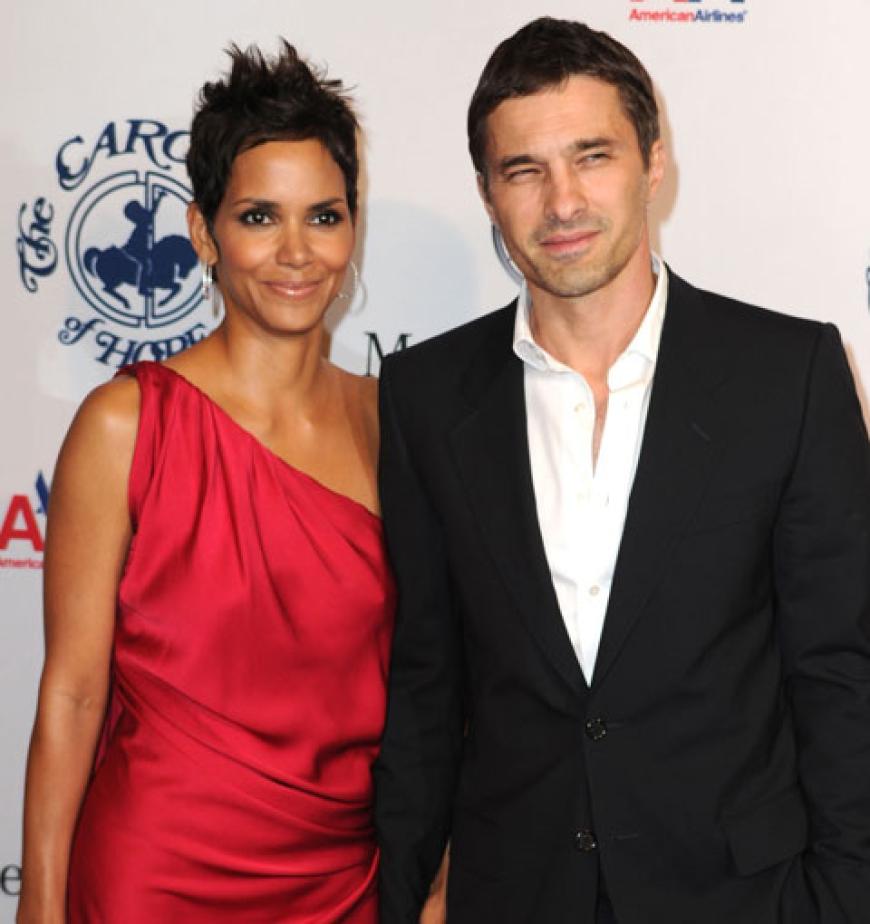 Was für ein Überraschungs-Paar! Halle Berry und Olivier Martinez lernten sich am Filmset kennen und was viele nur für einen harmlosen Flirt hielten, entwickelt sich mittlerweile zu einer ernsthaften Beziehung