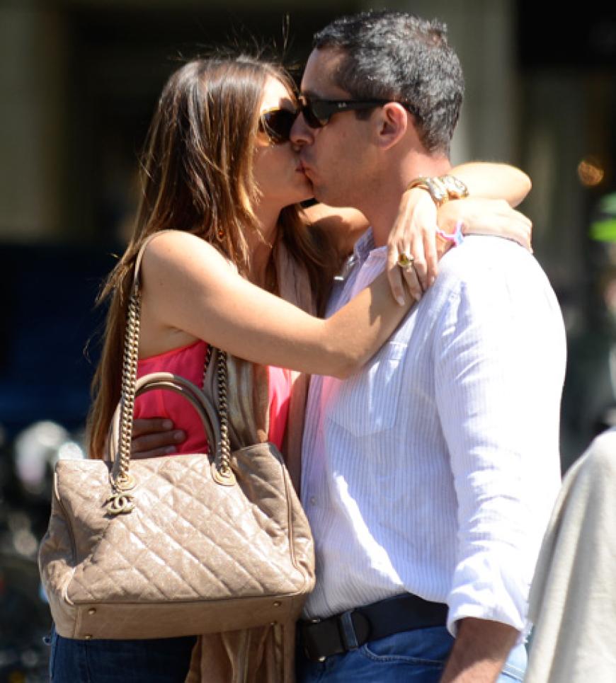 Verliebt in Paris: TV-Serienstar Sofia Vergara hat sich mit ihrem Verlobten Nick Loeb in die Stadt der Liebe - kein Wunder!
