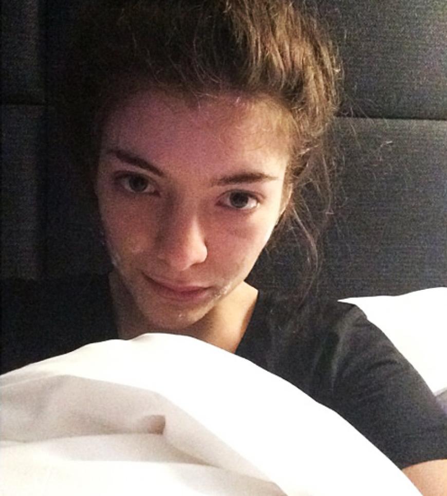 Superstar Lorde mal ohne ihr markantes Gothic-Make-Up. So postete sich die Sängerin auf Instagram und ist kaum wieder zu erkennen
