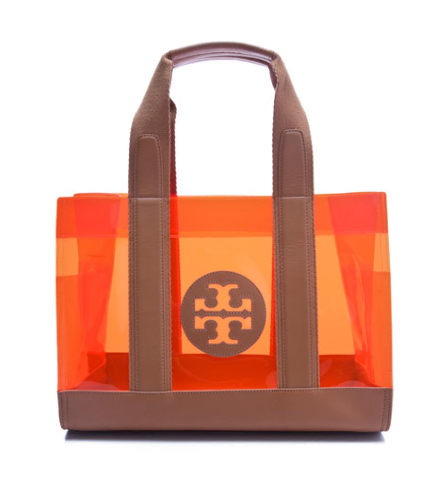 Was in diesem Sommer Trend ist? Transparente Plastiktaschen in Knallfarben! Hier zeigen wir euch die 10 coolsten Exemplare - wie diese hier: Orange Tasche von Tory Burch über shopbop.com, ca. 180 Euro