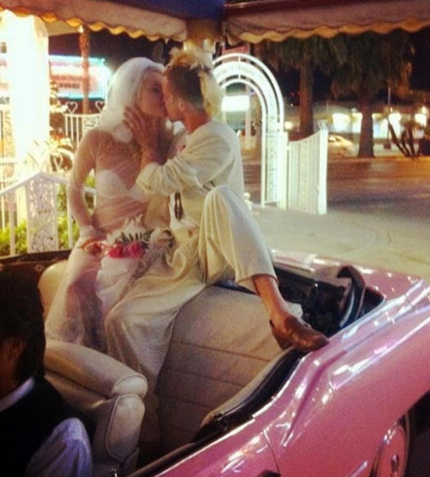 Ganz a la Las Vegas fuhr das Paar Bonnie Strange und Carl Jakob Haupt in einem Cadillac vor
