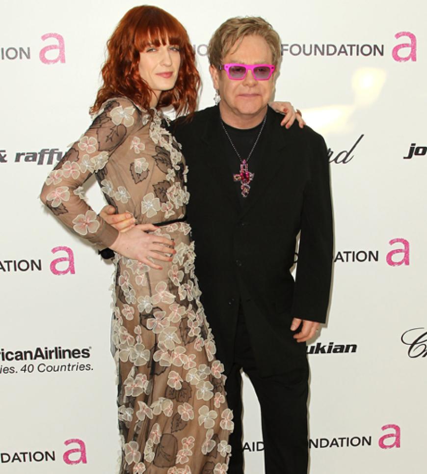Florence Welch und Gastgeber Elton John posieren für die Kameras