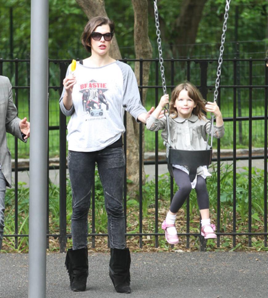 Abgehangen auf dem Spielplatz: Milla Jovovich und ihre Tochter Ever Anderson spielen im Park von New York am 7. Mai 2012