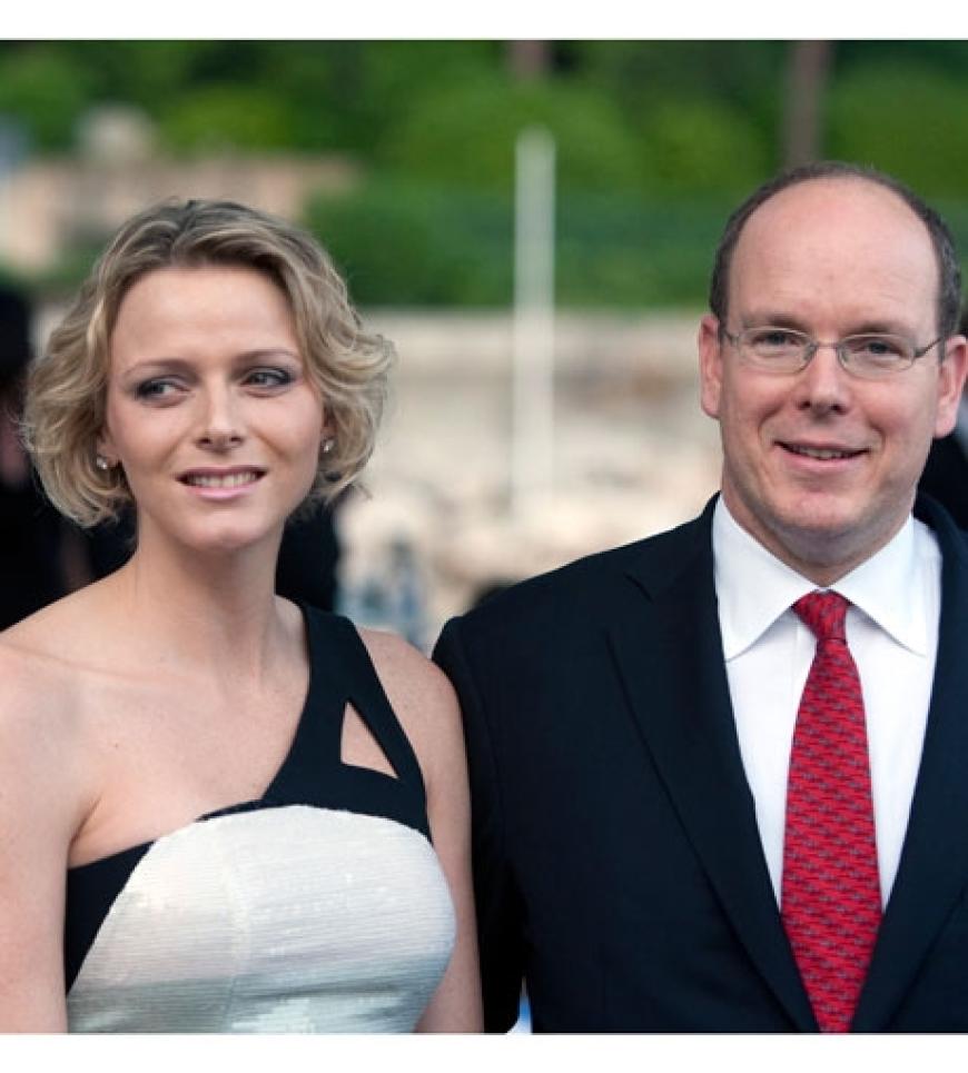 Fürst Albert ist bei jedem Formel-1-Rennen in Monaco dabei und überreicht dem Sieger den Pokal. Hier begleitet er Freundin Charlene Wittstock zur Show