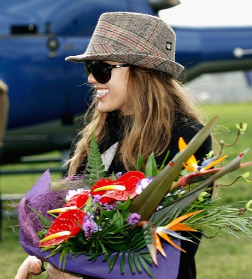 Jessica Alba trägt die karierte Variante