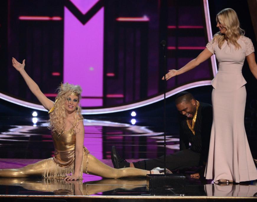 Eine Bühnenshow der etwas anderen Art: Monica Potter, Kaley Cuoco und Anthony Anderson
