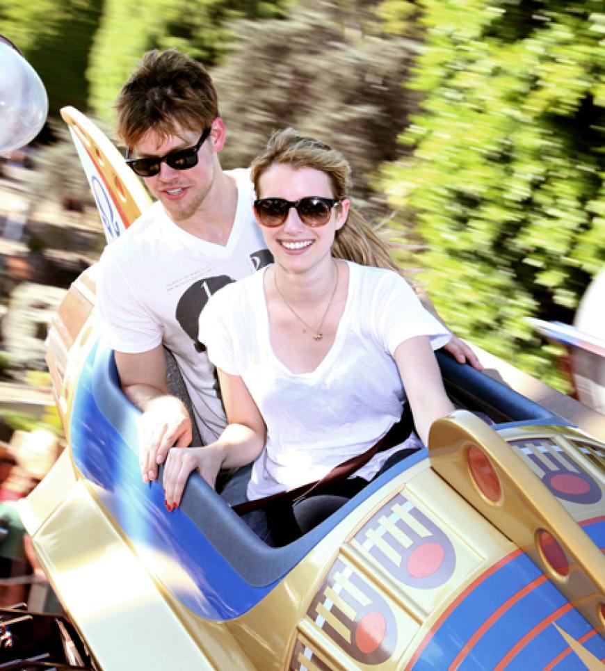 Was für ein Höllenritt: Emma Roberts wagt sich mit ihrem Freund Chord Overstreet auf die Achterbahn im Disneyland