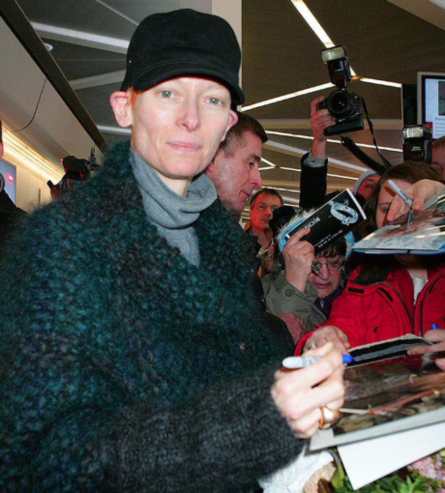 Ankunft von Schauspielerin Tilda Swinton auf dem Flughafen Berlin-Tegel