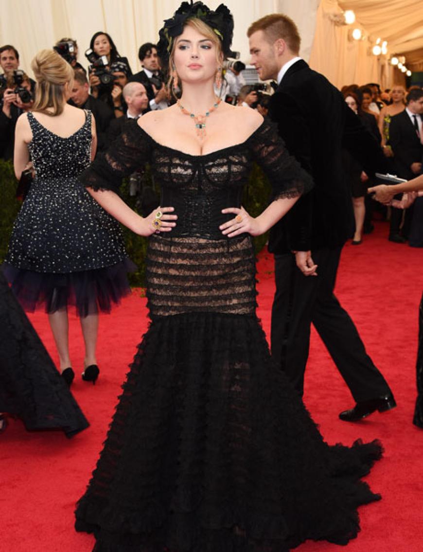 Kate Upton schnürte ihr Rundungen in ein schwarzes Kleid. Vielleicht nächstes Mal eine Nummer größer wählen