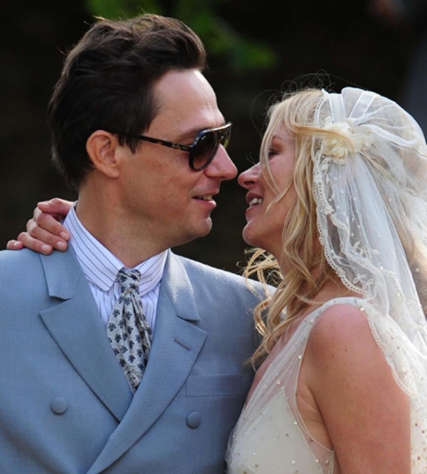 Kate Moss hat sich getraut! Das Model und Jamie Hince gaben sich am 01.07.2011 im britischen Örtchen Southrop das Ja-Wort