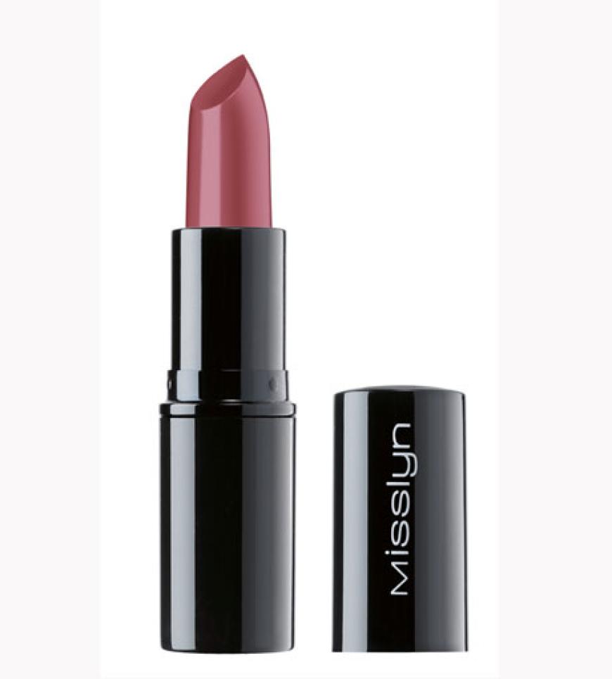 Als besonderen Eyecatcher anschließend die Lippen mit einer kräftigen Rosenholz-Nuance betonen.