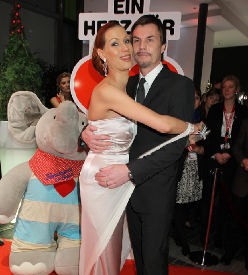 Arm in Arm: Yasmina Filali und Thomas Helmer