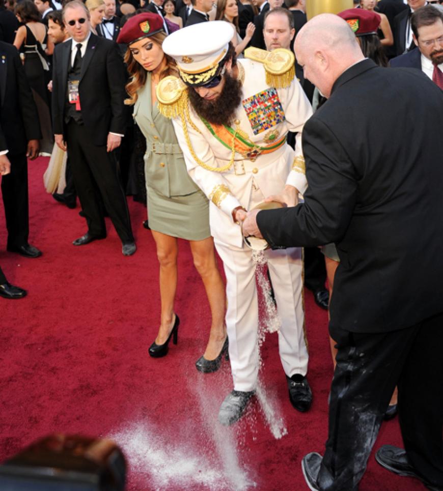 Sacha Baron Cohen verstreut Asche auf dem Roten Teppich