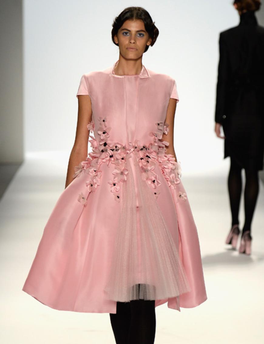 Heißbegehrtes Mannequin im Big Apple - Alisar in einem rosafarbenen Designer-Kleid