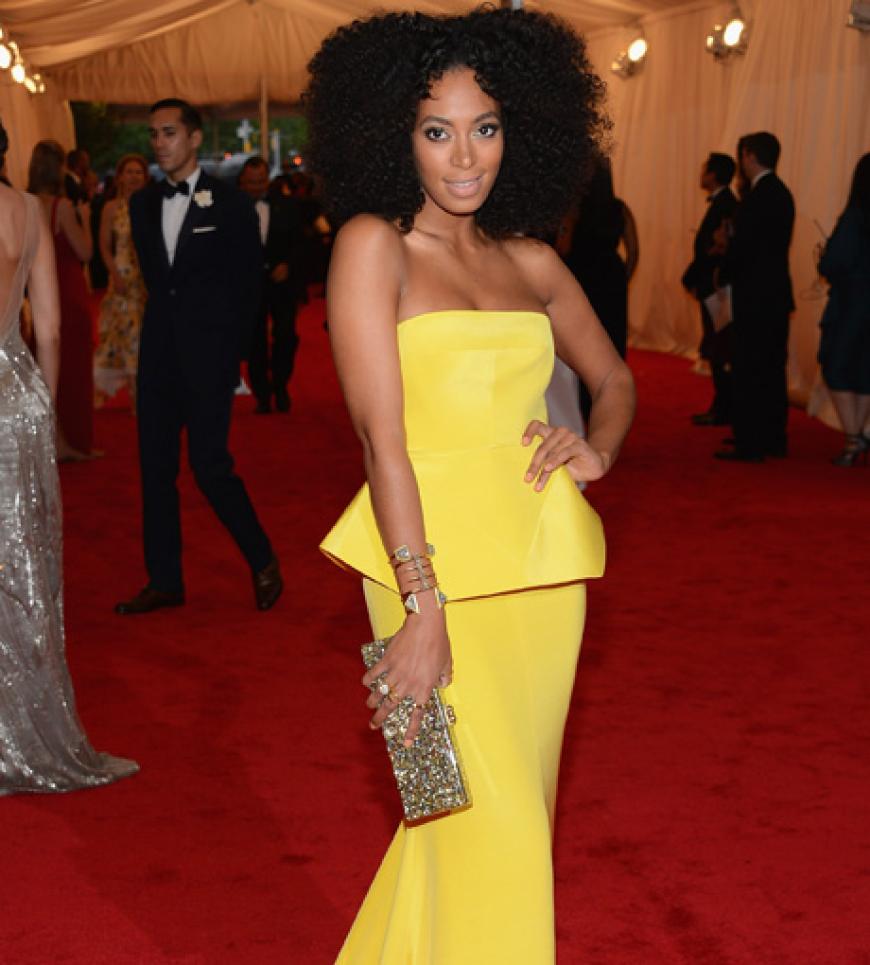 Solange Knowles strahlt in einer sonnengelben Robe von Rachel Roy und versprüht damit Sommerfeeling