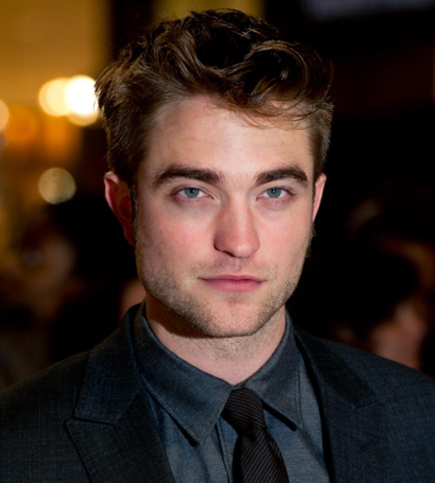 Auch Robert Pattinson wählte einen klassischen Anzug für die Premierenfeier in London. Farblich passte er perfekt zum Outfit seiner Freundin Kristen