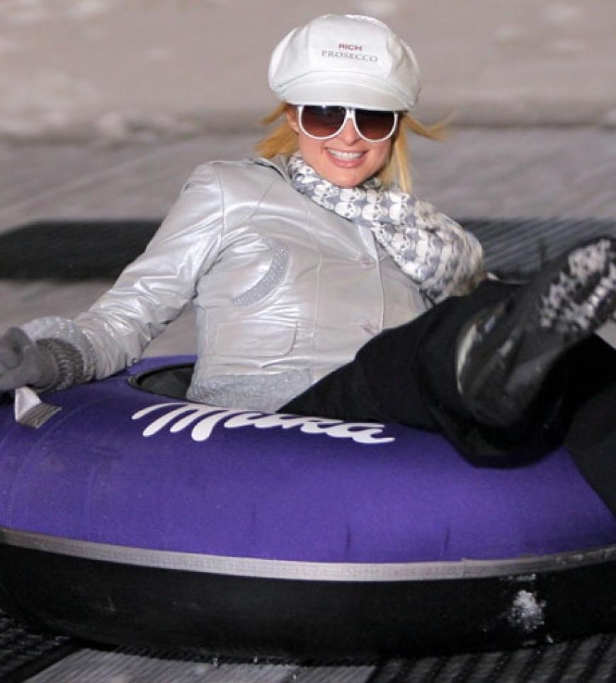Paris Hilton bevorzugt dieses Mal anscheinend das Rodeln. Was für ein Spaß!