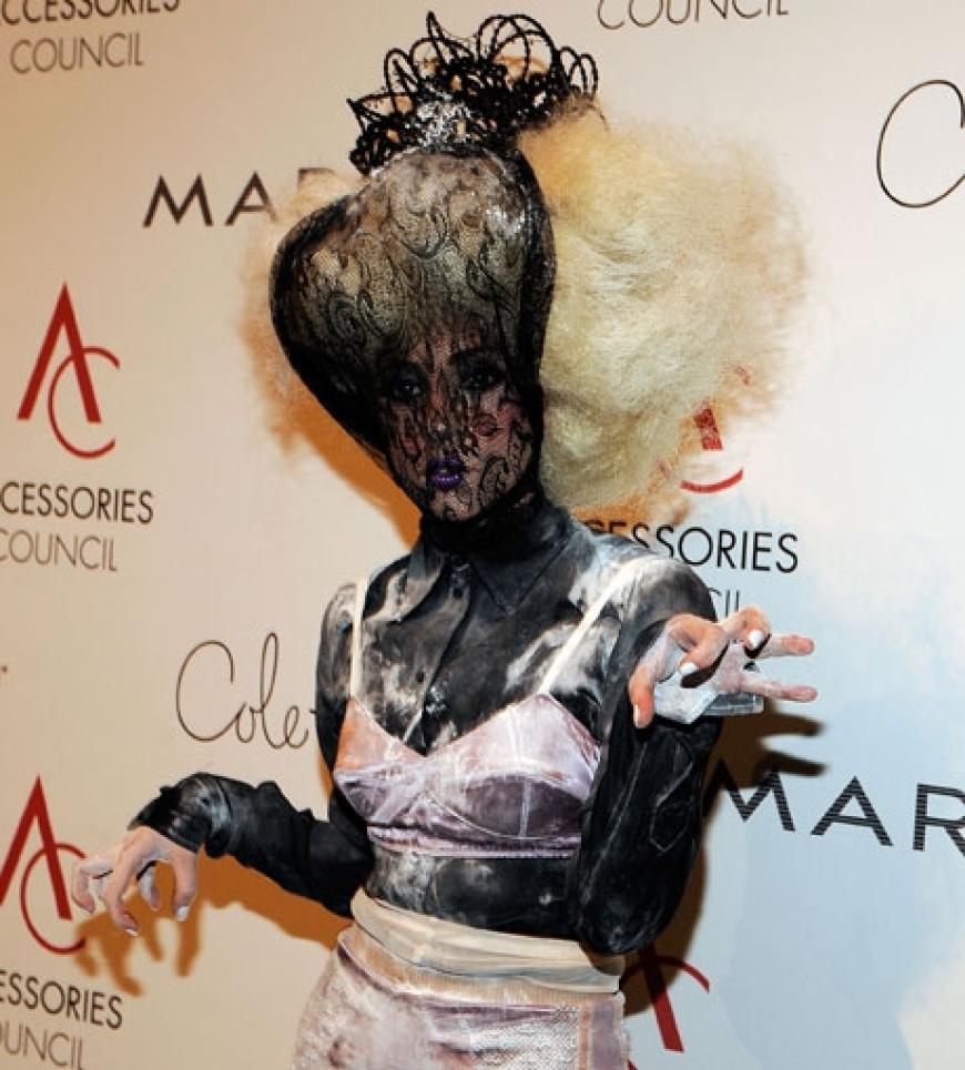 Lady GaGa treibt es auf die Spitze! Am 02. November zeigte sich die Sängerin bei den Ace Awards in New York in einem skurrilen Outfit