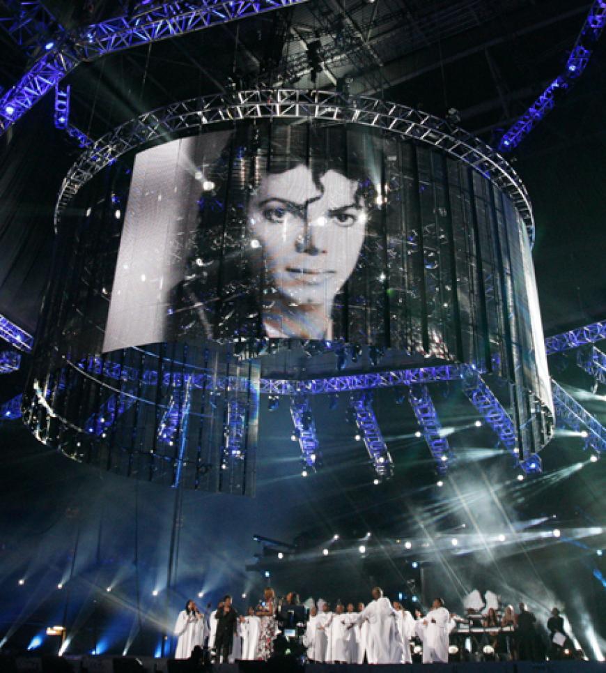 Am Samstag, 8.10., zollten Stars, Freunde, Familile und tausende Fans dem verstorbenen King of Pop, Michael Jackson, mit einem Konzert Tribut. Im walisischen Cardiff performten die größten Stars Michaels größte Hits