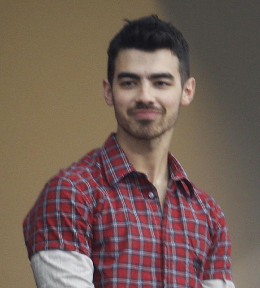 Joe Jonas verfolgt gespannt das Treiben im ausverkauften Stadion