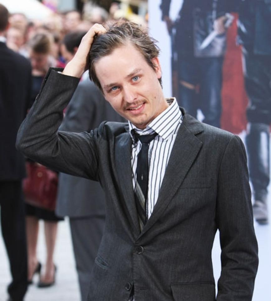 Schauspieler Tom Schilling trägt jetzt Oberlippenbart