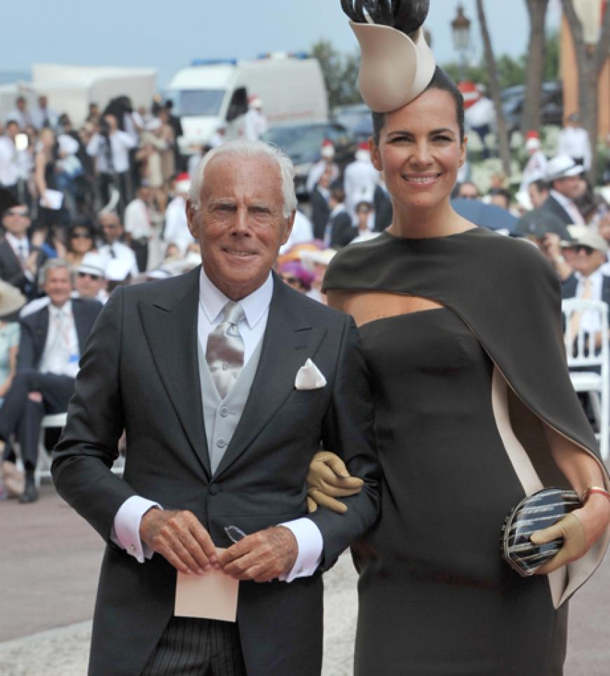 Der Designer des Brautkleids, Giorgio Armani mit Modelbegleitung