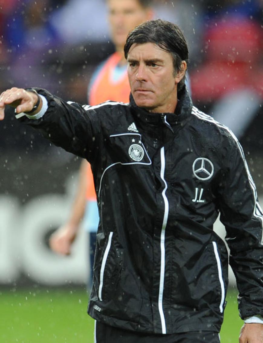 Fußball-Bundestrainer Jogi Löw operiert auch mit links