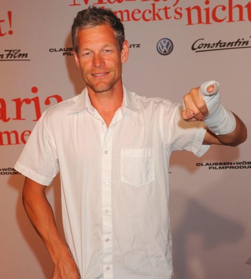 Steffen Wink zeigt seine verletzte Hand