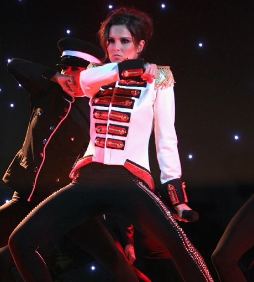 Cheryl Cole performt ihren Hit
