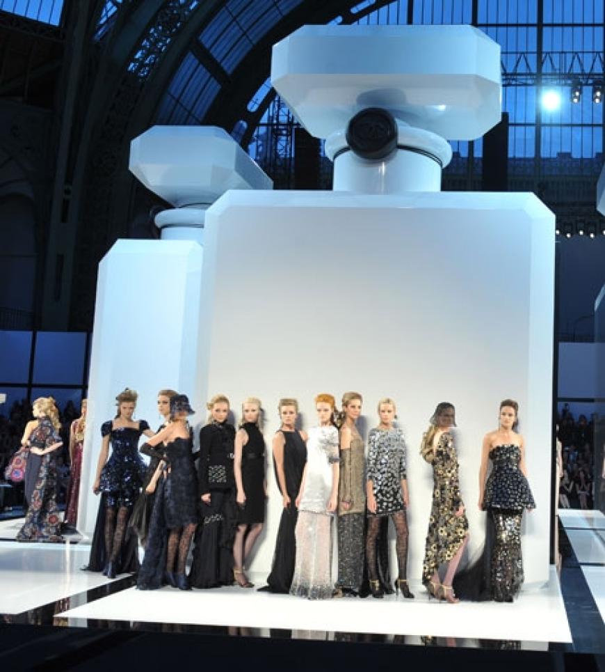 Übergroße Parfumflakons und typische Mode in Schwarz-Weiss gab es bei Chanel zu bewundern