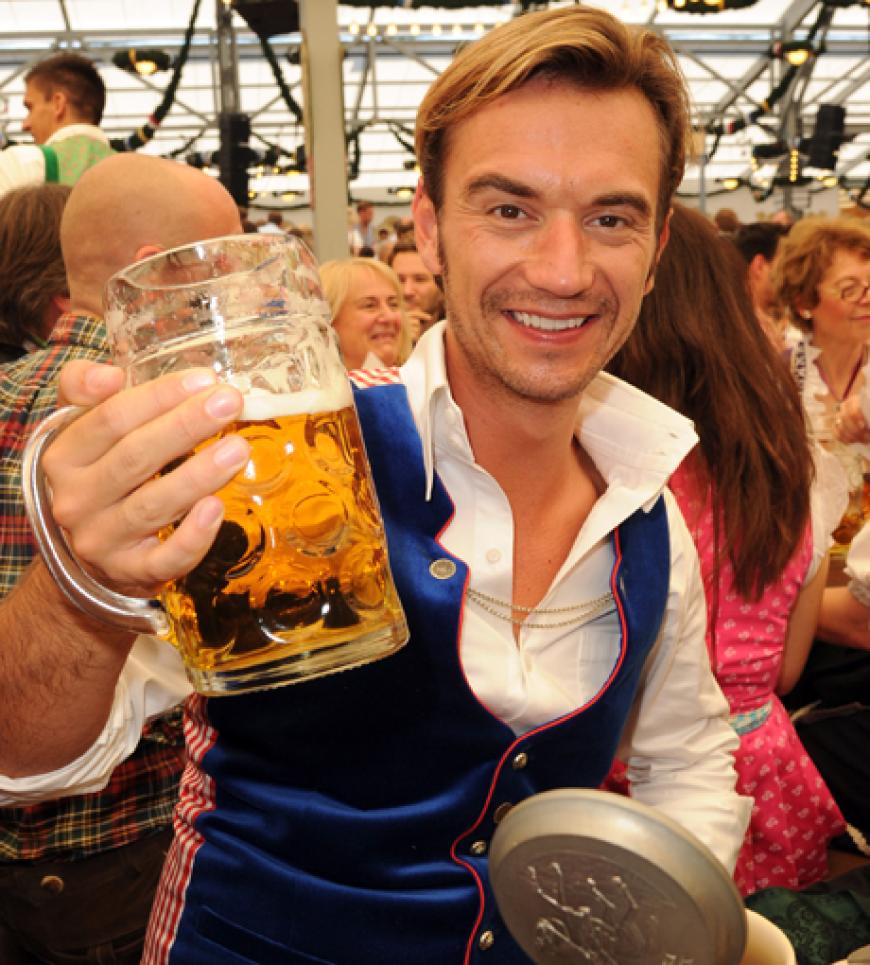 Florian Silbereisen prostet mit seiner Maß