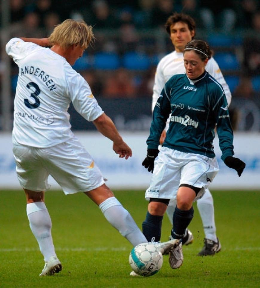 Ex-Fußballtrainer Jörn Andersen kickt gegen Spielerin Renate Lingor