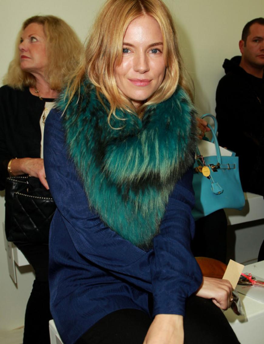Ungeschminkt dafür aber bester Laune: Sienna Miller