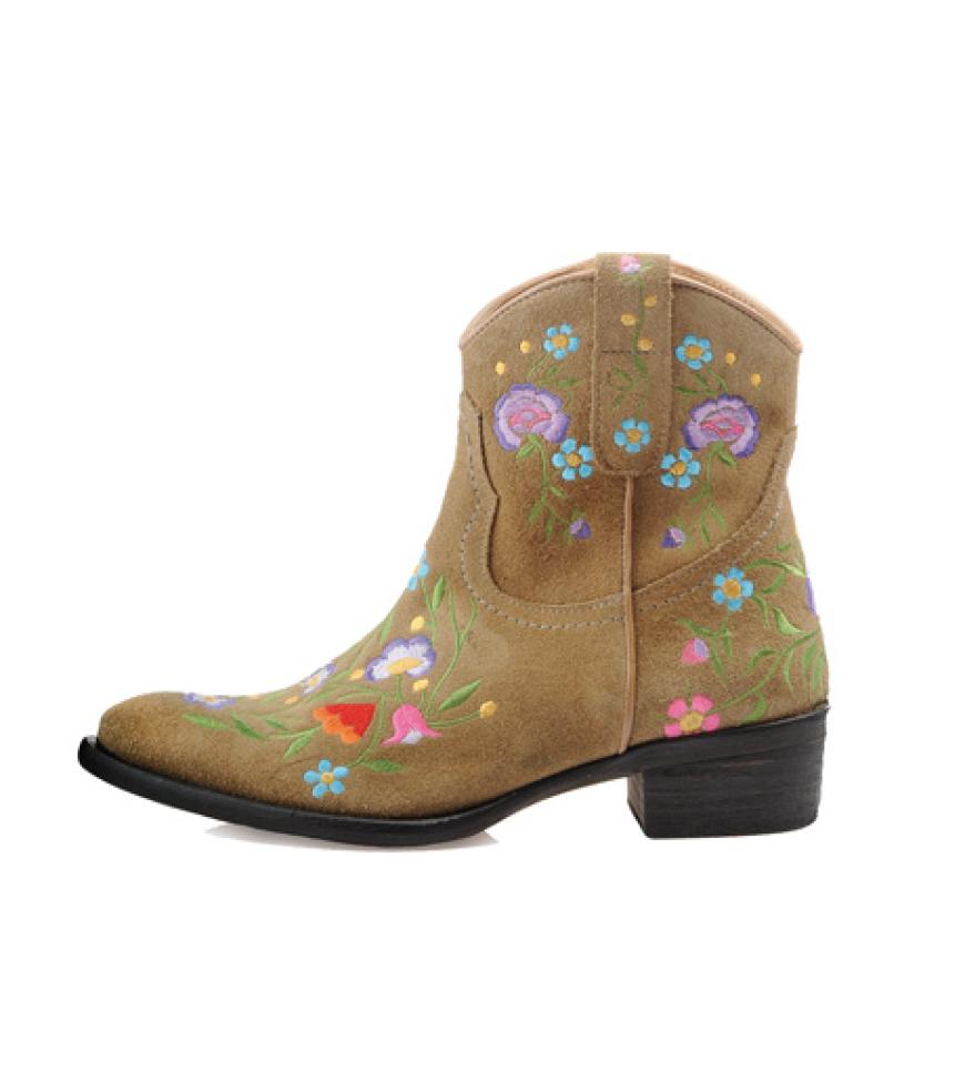 26. Juni 2012: Biker-Babe meets Flower-Girl! Leder-Boots mit Blüten-Stickerei von Buffalo, ca. 170 Euro