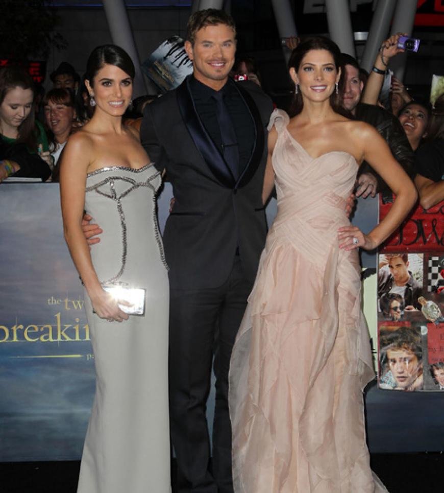 Kellan Lutz hat gleich zwei schöne Frauen im Arm: Nikki Reed und Ashley Greene