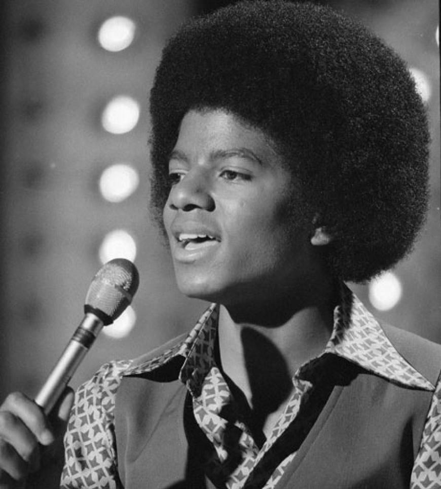 Michael Jackson - der King of Pop. Am 29. August wurde er in Gary, Indiana, geboren. Sein Vater Joseph arbeitete als Kranführer, während seine Mutter Katherine als Verkäuferin jobbte