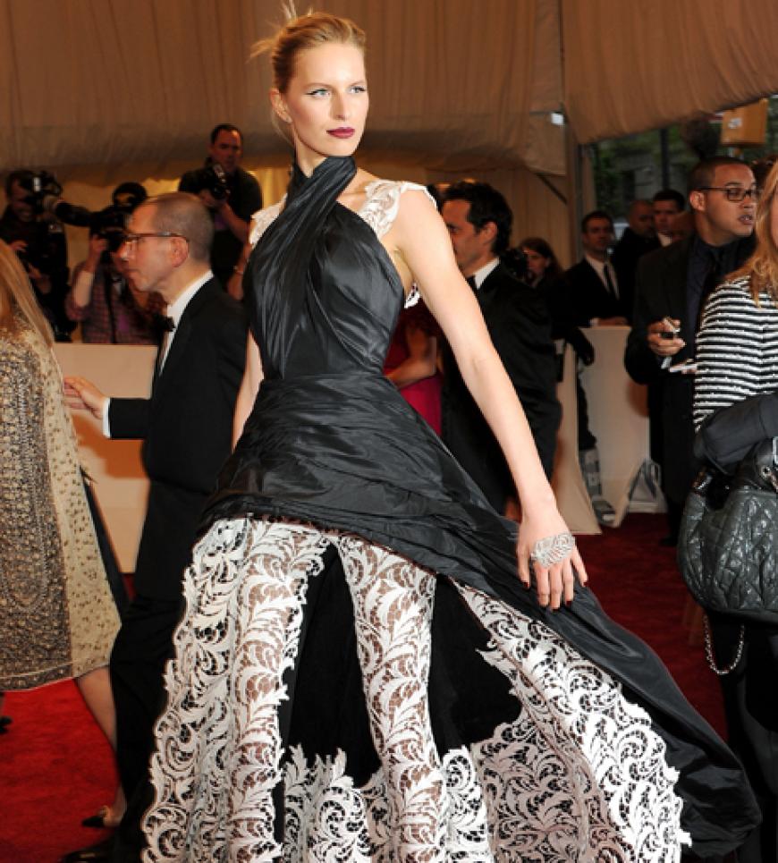 Bis zum 31. Juli können Kreationen des verstorbenen Modedesigners in dem Museum bestaunt werden. Topmodel Karolina Kurkova trug an diesem Abend eine gewagte Kreation von Jean Paul Gaultier