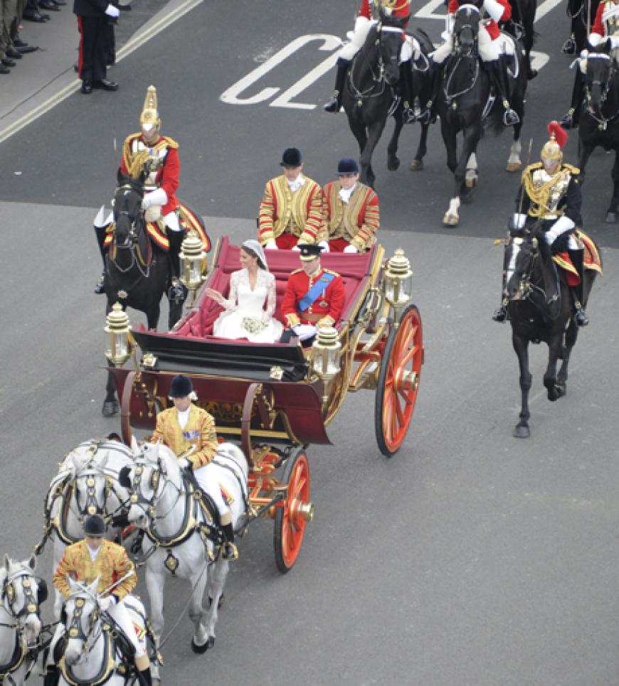 Kate und William fahren in einer offenen Kutsche zum Buckingham Palace