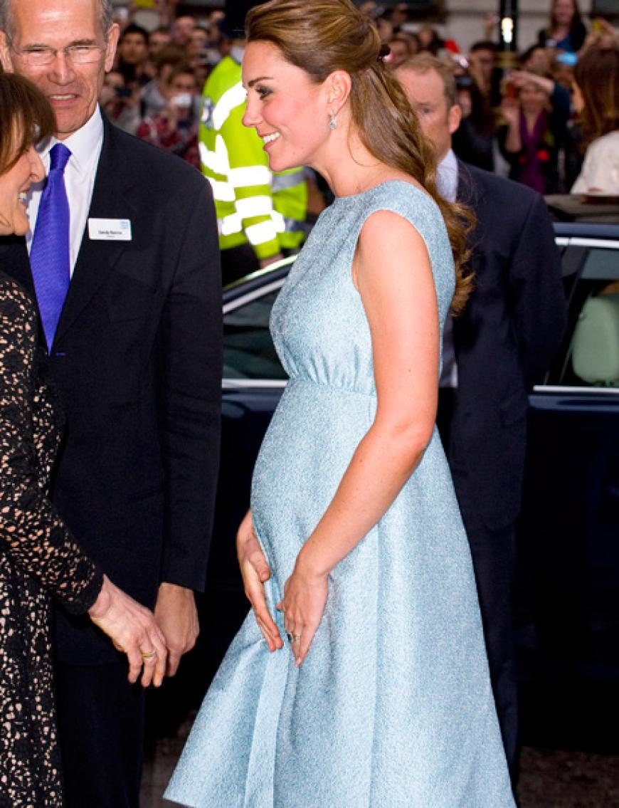 Ein echter Hingucker ist Kates kleiner Bauch in dieser hellblauen Designerrobe bei einem Charity-Event Ende März 2013