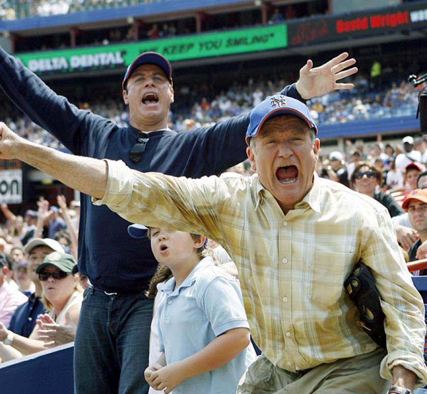 2009: Robin Williams (r.) schreit sich mit John Travolta (l.) im Film