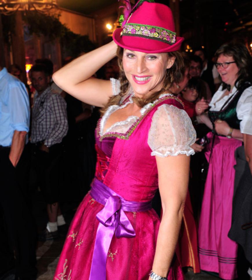 Caroline Beil wirft sich in Pose