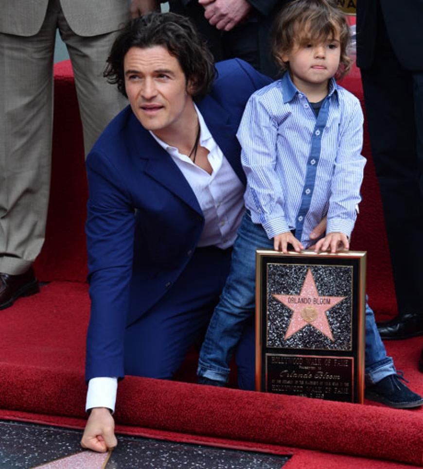 Jetzt hat er auch einen! Orlando Bloom wurde am Mittwoch, 2. April 2014, mit einem Stern auf dem Walk auf Fame geehrt. Ein besonderer Hingucker war aber sein Sohn Flynn, der Papa begleiten durfte