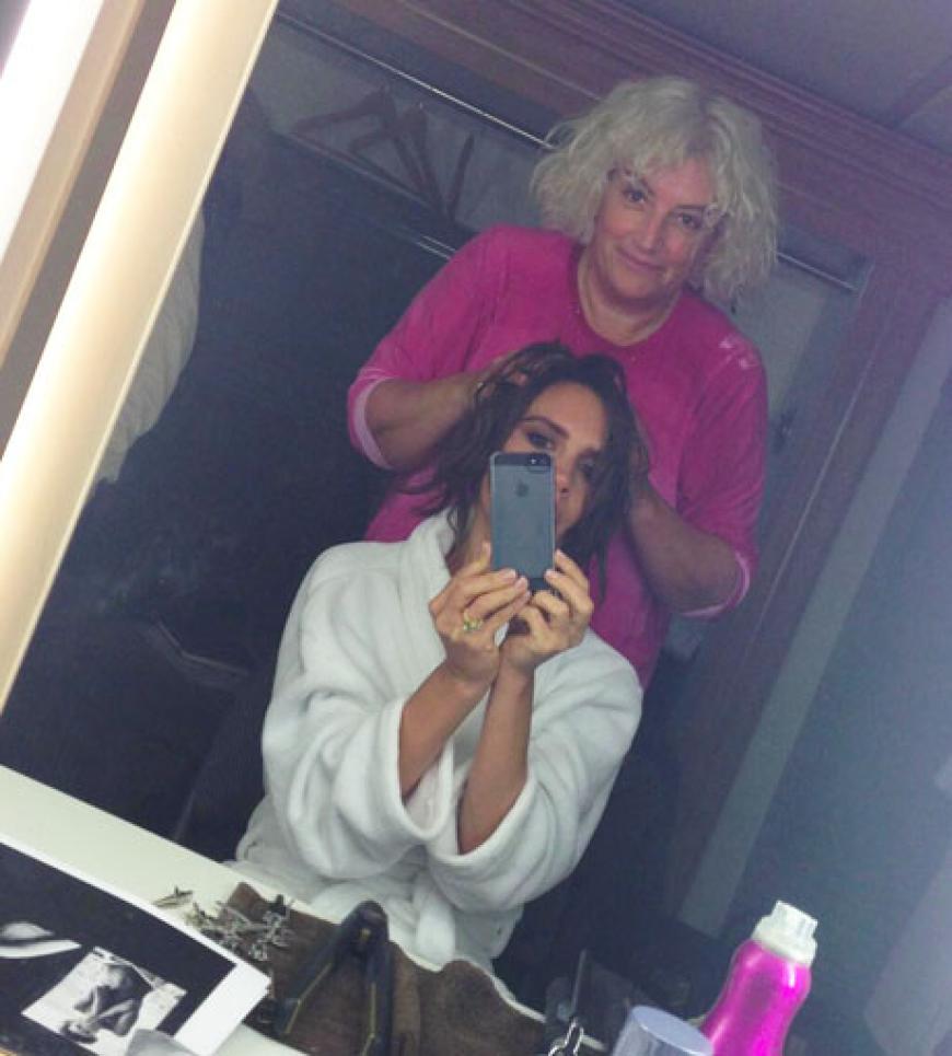 Victoria mit neuer Frisur und ihrer Friseurin Tina