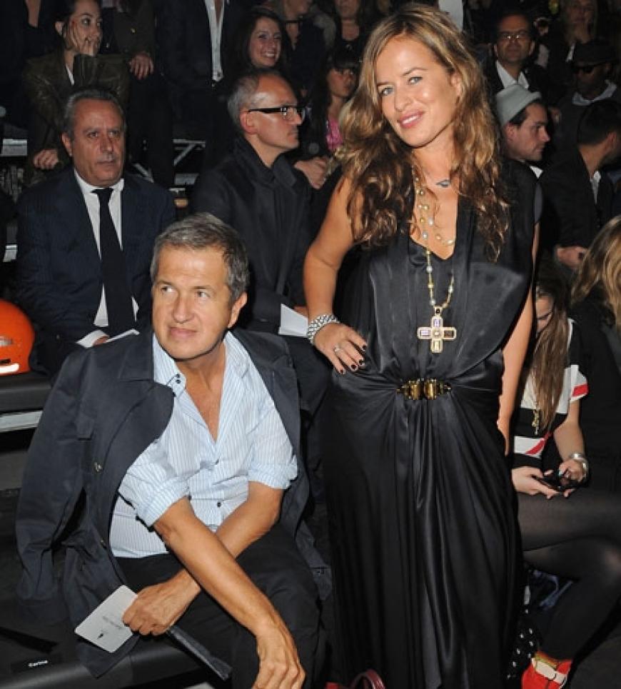 Star-Fotograf Mario Testino und Jade Jagger machen es sich beim Designer-Label Lavin bequem