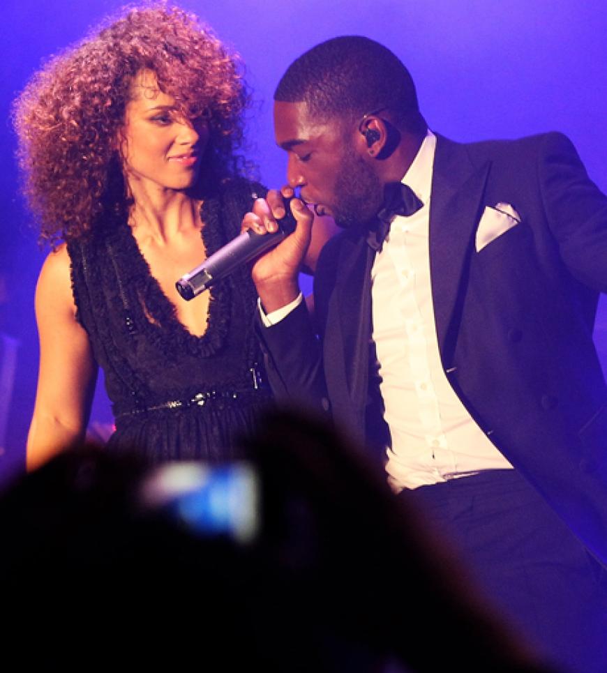 Alicia Keys stand nicht nur mit Mark Ronson auf der Bühne - sie performte auch mit Tinie Tempah