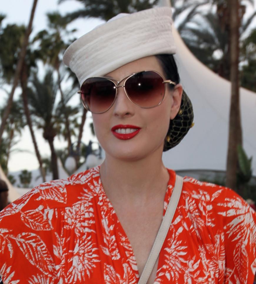 Im locker lässigen 50s Hawaii-Print-Dress und passendem Pill Box Hut sorgte die Burlesque-Tänzerin für viele Blicke