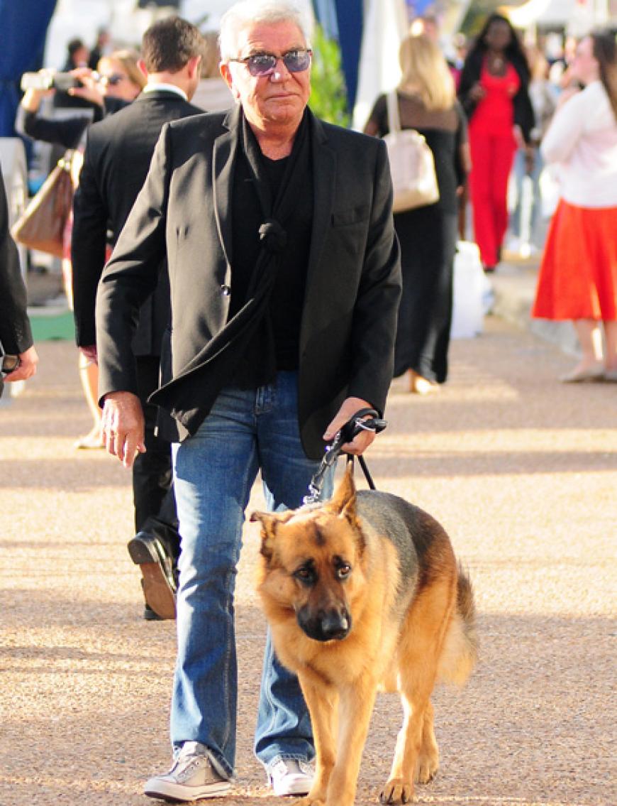 Selbst ist der Mann: Anschließend geht es an der Croisette mit seinem Schäferhund spazieren